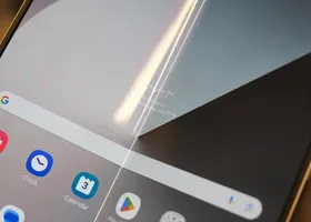 Samsung Galaxy Z Fold Siap Hilangkan Lipatan Layar Dengan Kaca Baru