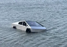 Cybertruck Terjebak di Danau, Wade Mode Bukan Jaminan Aman